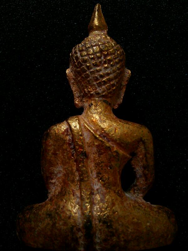 พระบูชาขนาดประมาณ2-3" สีทอง ไม่ทราบจริงๆว่าเป็นของที่ไหน  รบกวนพี่ๆด้วยนะครับ