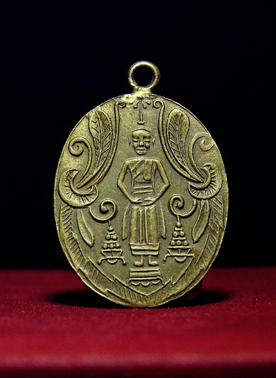 เหรียญหล่อหลวงพ่อวัดบ้านแหลมปี2460 เรียนอาจารย์ทุกๆ ท่านช่วยพิจารณาด้วยครับ