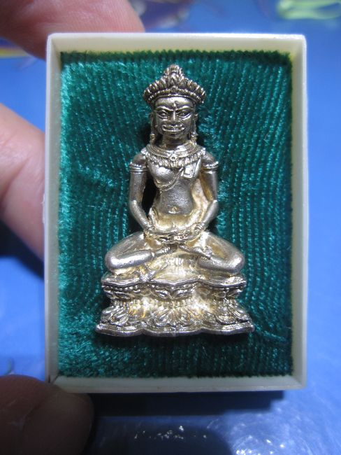 รบกวนสายตรง พระกริ่งจอมสุรินทร์ หลวงปู่ดลย์ เนื้อเงินครับ