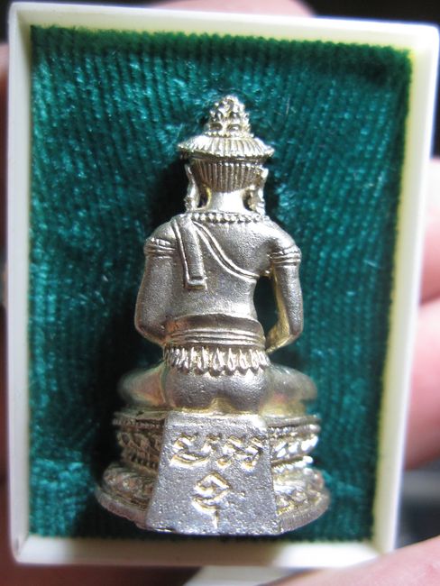 รบกวนสายตรง พระกริ่งจอมสุรินทร์ หลวงปู่ดลย์ เนื้อเงินครับ