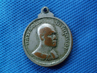 ถามผู้รู้เรื่องเหรียญหลวงพ่อแพ ด้านหลังหลวงพ่อโสธร ดูให้หน่อยครับว่ารุ่นไหนปีไหนครับ 