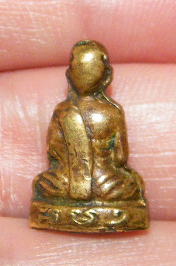 พระหล่อ หลวงพ่ออะไรครับ ใครทราบช่วยบอกที