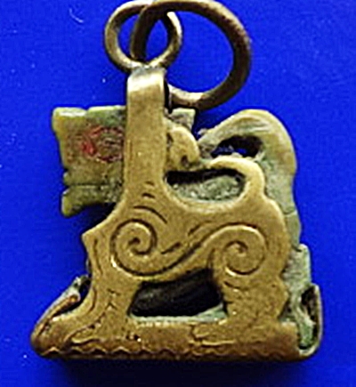 สิงห์งาแกะหลวงพ่อมุ่ยเลี่ยมเดิมครับ