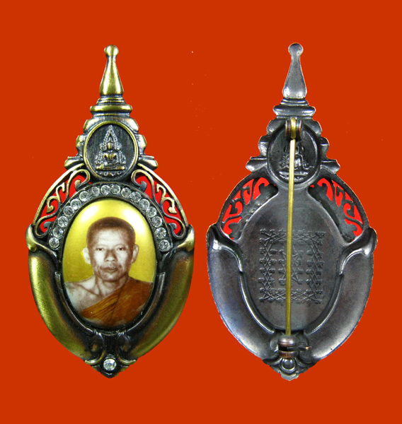 *ล็อคเก็ตหลังเข็มกลัด หลวงพ่อท่านใดครับ ??? สวยดีครับ*