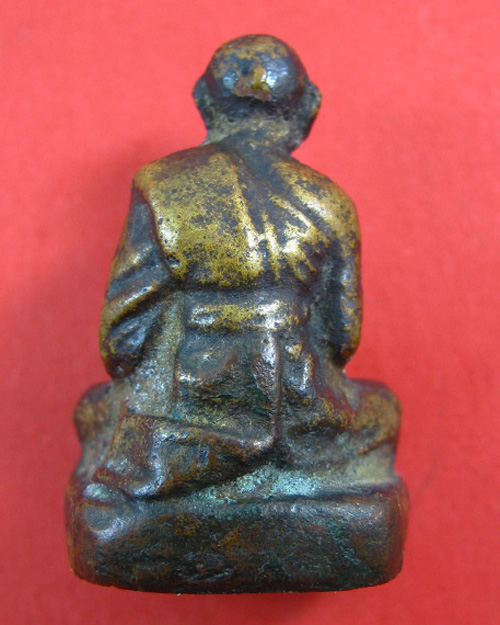 รูปหล่อไม่รู้หลวงพ่ออะไร พี่ๆช่วยดูหน่อยครับ