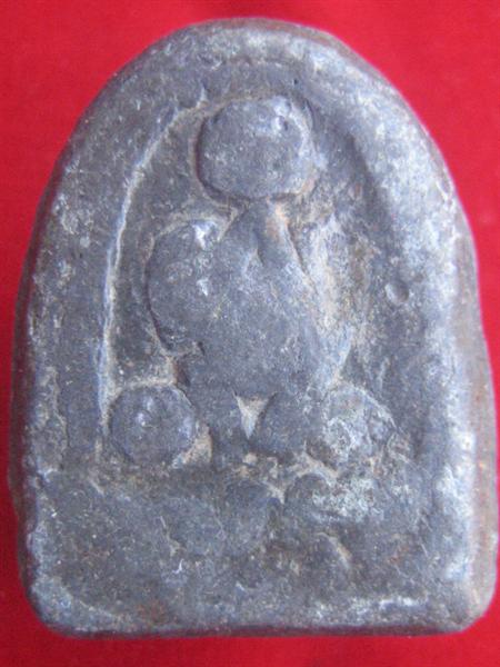 พระปิดตาฐานบัวคู่เนื้อตะกั่วเก่า