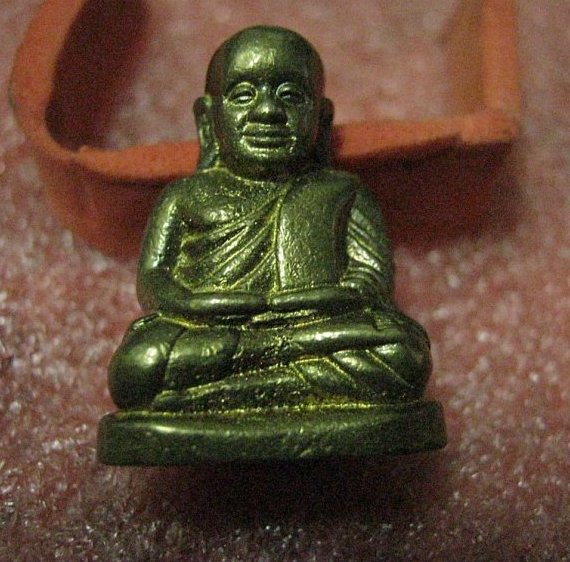 รบกวนท่านผู้รู้ช่วยดูว่าเป็นพระอะไรครับ