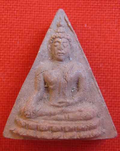 พระเนื้อดินเผา หลังยันต์องค์นี้วัดใหนสร้างหลวงพ่อใหนเสกครับ