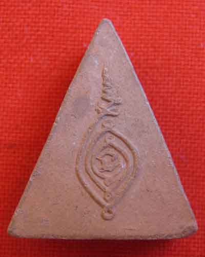 พระเนื้อดินเผา หลังยันต์องค์นี้วัดใหนสร้างหลวงพ่อใหนเสกครับ