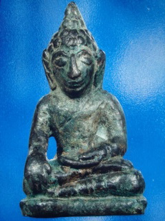 อยากทราบว่าเป็นพระอะไร ใครสร้าง อายุประมาณเท่าไหร่  ราคาเล่นกันประมาณเท่าไหร่ครับ