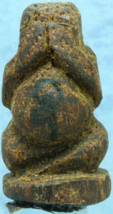 พระปิดตาไม้สักหลังคาโบสถ์ จารมือ หลวงพ่อสืบ วัดสิงห์ ปี 2554