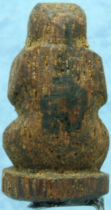 พระปิดตาไม้สักหลังคาโบสถ์ จารมือ หลวงพ่อสืบ วัดสิงห์ ปี 2554