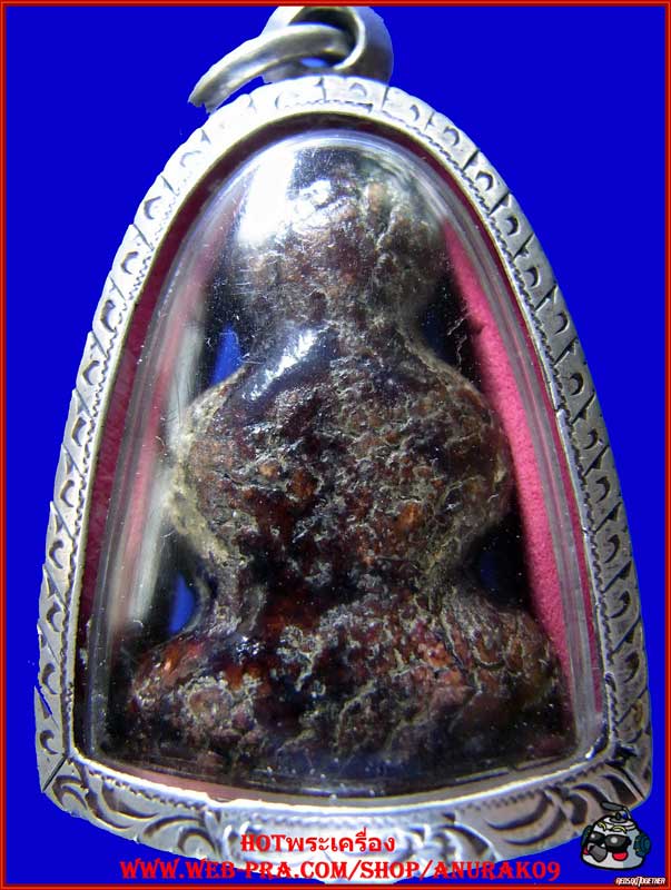 หลวงปู่เอี่ยมหรือหลวงปู่กลิ่นครับ