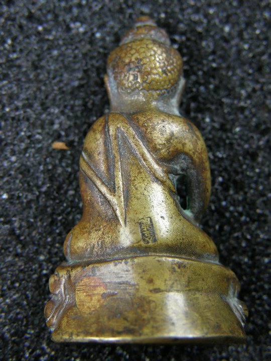 พระกริ่งตอกโค๊ดภาษาจีน แท้มั้ยครับ ชื่อพระอะไรครับ