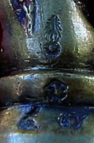 พระกริ่ง โค๊ดกองทัพ ฐานปิด โค๊ด3ตัว ไม่ทราบว่า รุ่นไหนครับ