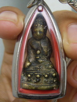 สอบถามรุ่นพระเครื่องหน่อยคับ รุ่นไหน วัดอะไรคับ ขอบคุณครับป๋ม