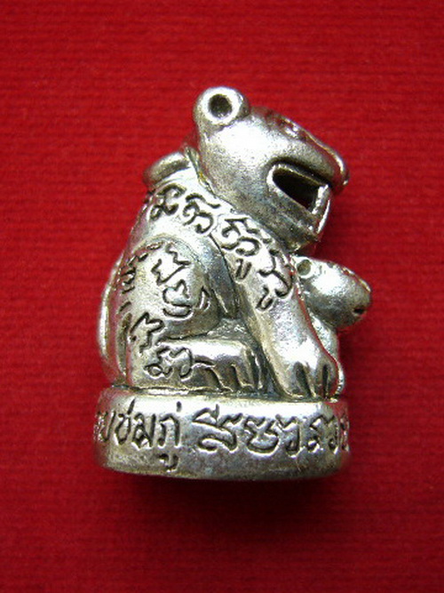 เสือกกเสือ ( เสือแม่ลูกอ่อน ) เสือรุ่นแรก หลวงปู่นาม วัดน้อยชมภู่ สุพรรณบุรี เนื้อนวโลหะแก่เงินปี 54