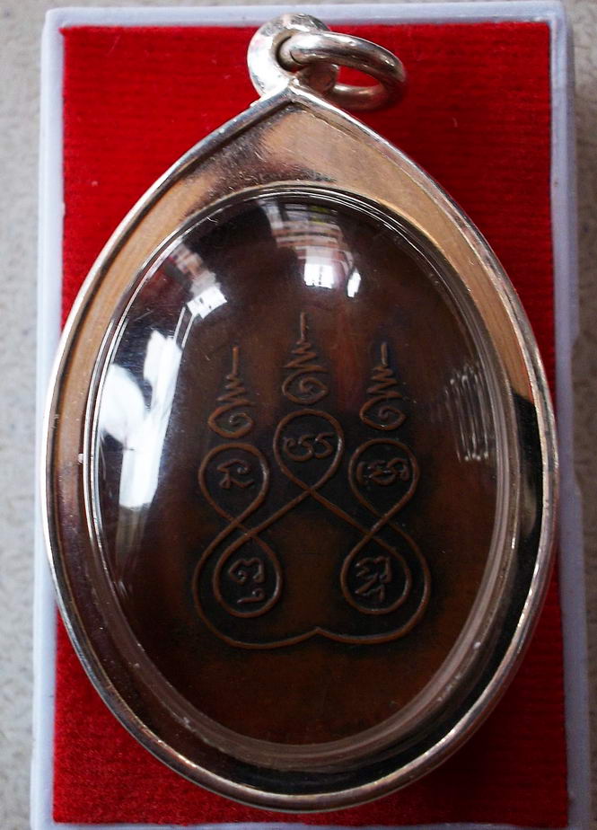 เหรียญพระเจ้าตนหลวงรุ่นแรก เนื้อทองแดงรมดำ ปี2497 สภาพสวยเลี่ยมเงินพร้อมใช้