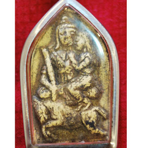 มีคำถามคับ อยากรู้ว่านี้พระอะไร และ ถ้าใครรู้ว่าเป็นของพระอาจารย์ไหน ช่วยบอกทีนะคับ