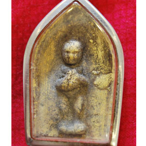 มีคำถามคับ อยากรู้ว่านี้พระอะไร และ ถ้าใครรู้ว่าเป็นของพระอาจารย์ไหน ช่วยบอกทีนะคับ