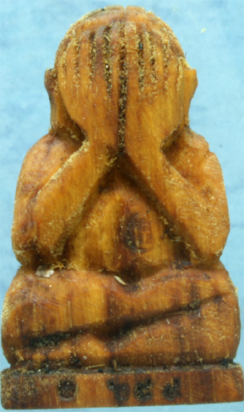 พระปิดตาไม้แกะ พ่อท่านเขียว วัดห้วยเงาะ รุ่นอภิมหาโชค มงคลชุมแสง ปี 2554