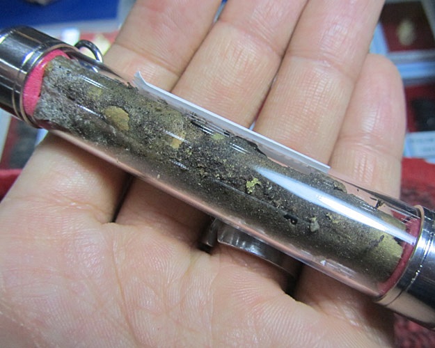 มีใครเคยเห็นบ้างครับ ตะกรุดใบลานพันยาเส้น พ่อท่านเขียว วัดหรงบล สภาพยังสมบูรณ์ อยากู้ว่าแท้มั้ยครับ