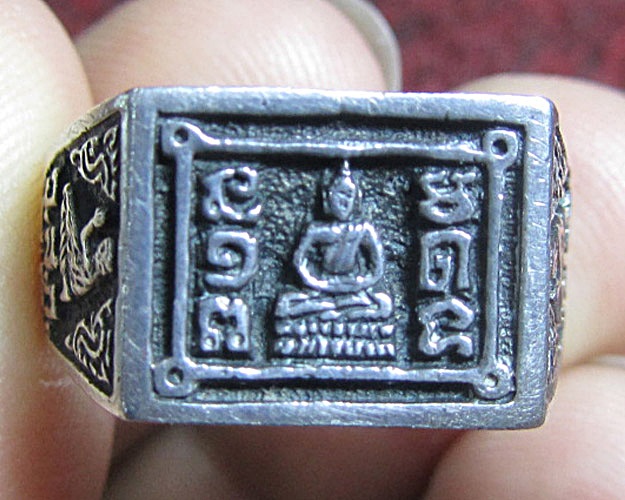 แหวน วสก หลวงปู่ดู่ ปี19 ไม่ทาบว่าแท้หรือป่าวครับ ช่วยพิจารณากันหน่อยคับ 