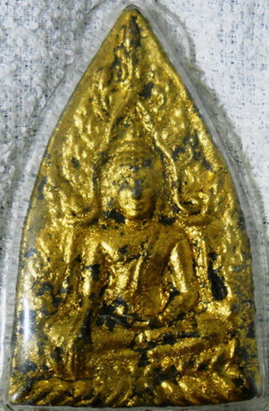 พระพุทธชินราชเนื้อชินครับ เจ้าของลงรักษ์ปิดทองแล้วเลี่ยมไว้ มีไขขาวแตกระเบิดออกนิดๆพอมองเห็นครับ