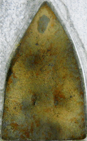 พระพุทธชินราชเนื้อชินครับ เจ้าของลงรักษ์ปิดทองแล้วเลี่ยมไว้ มีไขขาวแตกระเบิดออกนิดๆพอมองเห็นครับ