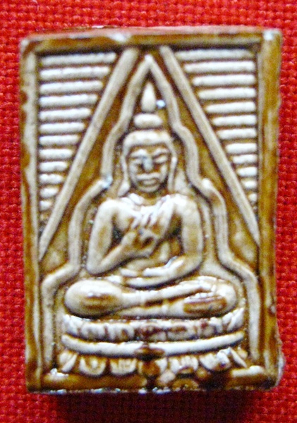 พระผงของขวัญเคลือบชแล๊คที่ใหนครับ ช่วยดูให้หน่อยครับ