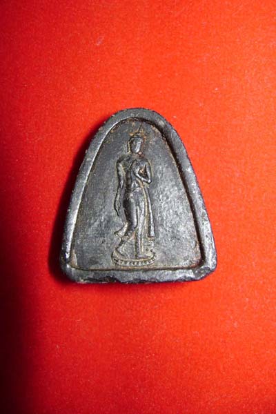 พระปิดตาหลวงปู่เฮี้ยง และรูปหล่อไม่ทราบที่มาคับอยากทราบว่าของที่ไหนแท้ปลอม เต๊มที่เลยคับผม