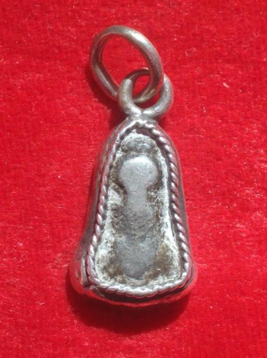 พระปิดตาครับ ท่านใดพอจะทราบบ้างครับช่วยผมหน่อย แท้หรือไม่ครับ