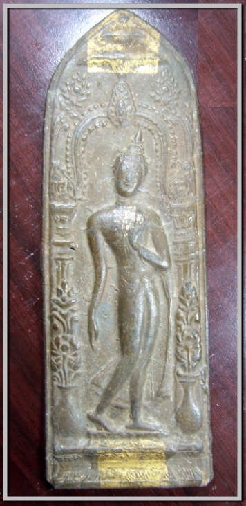 รบกวนถามผู้รู้ พระกำแพงลีลา หลังแบบ เนื้อตะกั่ว พิมพ์นี้ผ่านไหมครับ