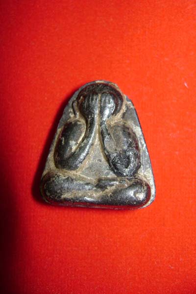 รบกวนพี่ๆ พระปิดตาหลวงปู่เฮี้ยง และรูปหล่อไม่ทราบที่มาคับอยากทราบว่าของที่ไหนแท้ปลอม เต็มที่เลยคับผม