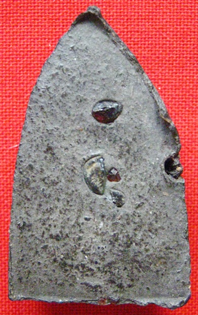 หลวงปู่ทวด หลังฝังพลอย+กับแร่อะใรซักอย่างนี่หละครับ วัดใหนสร้างครับ