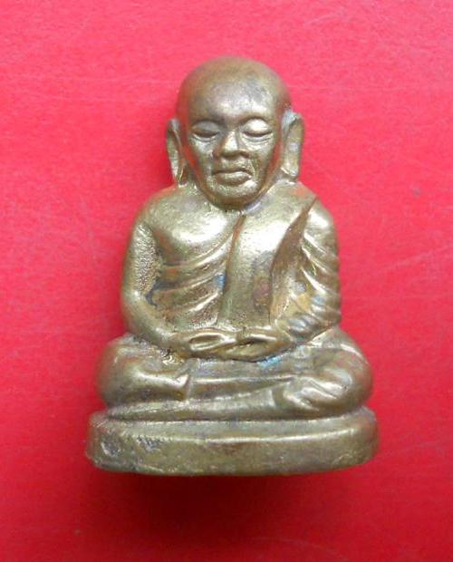 รูปปั๊มเหมือนหลวงพ่อเงิน เนื้อทองฝาบาตร ใต้ฐานมีโค๊ตครับ