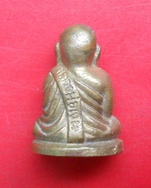 รูปปั๊มเหมือนหลวงพ่อเงิน เนื้อทองฝาบาตร ใต้ฐานมีโค๊ตครับ