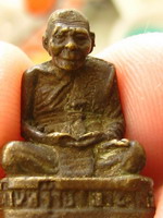 ลอยองค์ท่านพ่อคล้าย รุ่นไหนใครพอทราบบ้างครับ 