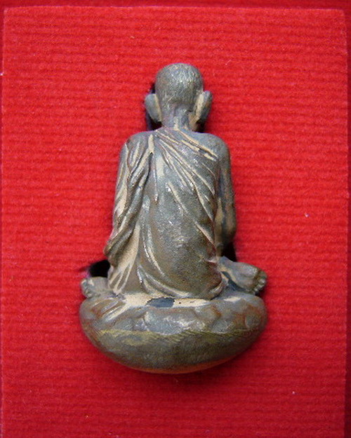 รูปหล่อเบ้าทุบ ( รูปหล่อรุ่นแรกของหลวงปู่นาม วัดน้อยชมภู่ เนื้อทองฝาบาตร ปี 54 no.1327 