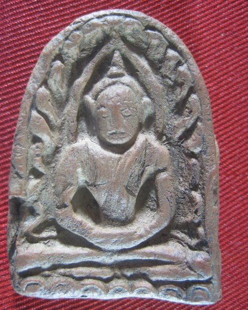 เป็นพระอะไรครับ กรุอะไรครับ ราคาประมาณเท่าไร ช่วยชี้แนะด้วครับ ขอบคูรครับ