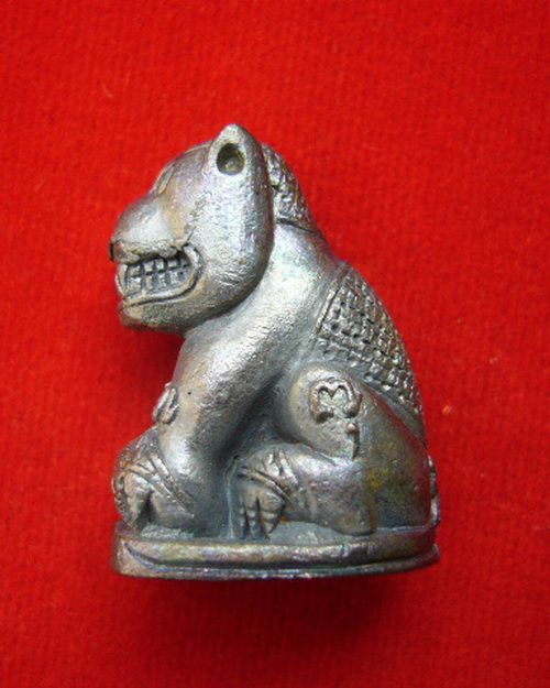 เสือทรงพลังรุ่นแรก หลวงปู่หุน วัดบางผึ้ง ฉะเชิงเทรา เนื้อนวะโลหะ ปี 54