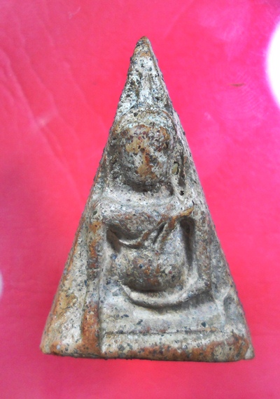 พระนางพญาเข่าตรง