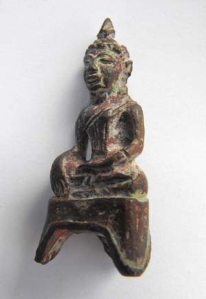 ช่วยดูว่าเป็นพระอะไรครับ  ไม่รู้