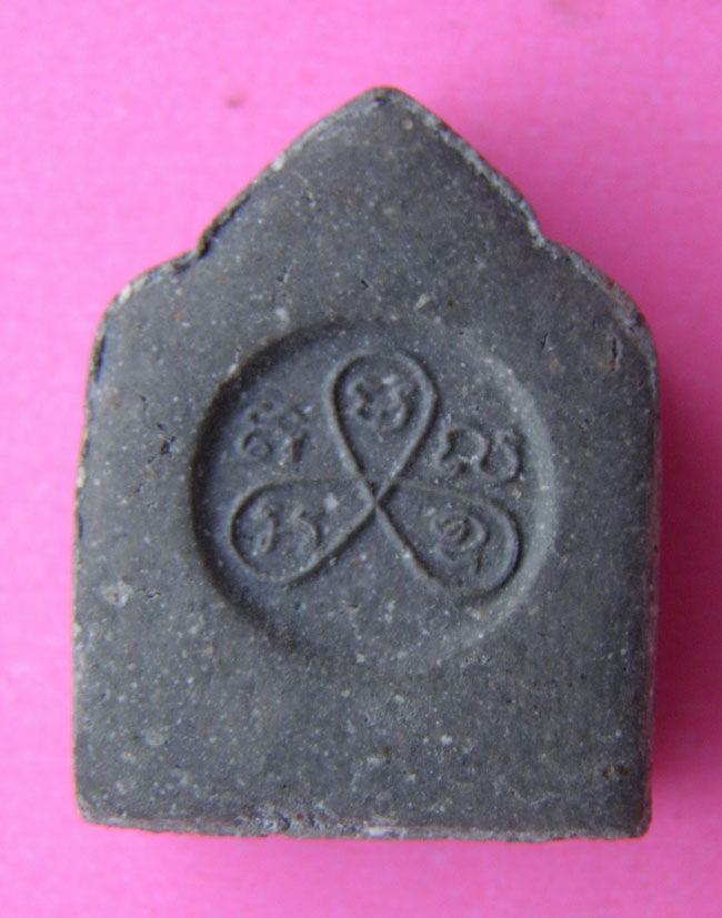 พระปิดตา หลังยันต์ใบพัด ไม่ทราบว่าเกจิท่านใดค่ะ