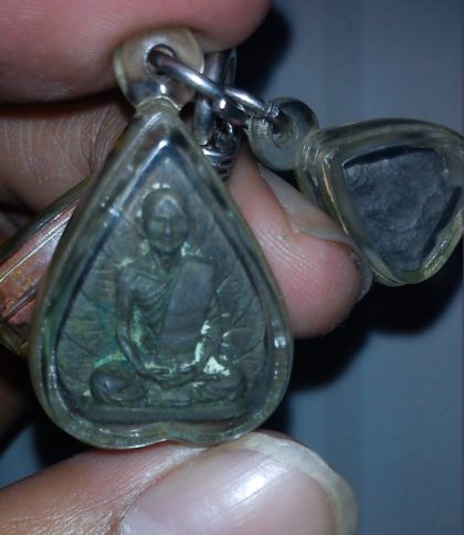 เหรียญท่านเจ้าคุณ นร ปรกโพธิ์ องค์นี้เป็นยังไงบ้างครับ