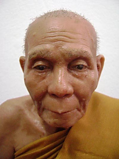  รูปหล่อเรซิ่นพ่อท่านคล้าย หน้าตัก 9 นิ้ว  เหมือนจริงมากคับ ทั้งเส้นผม จีวรผิวหนังเส้นเลือดราคาพิเศษ