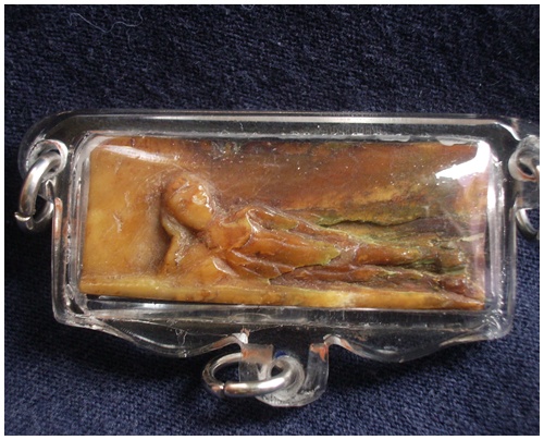 งาช้างเก่ามาก แกะเป็นรูปพระปาง ไสยาสน์ ประจำวัน อังคารครับ