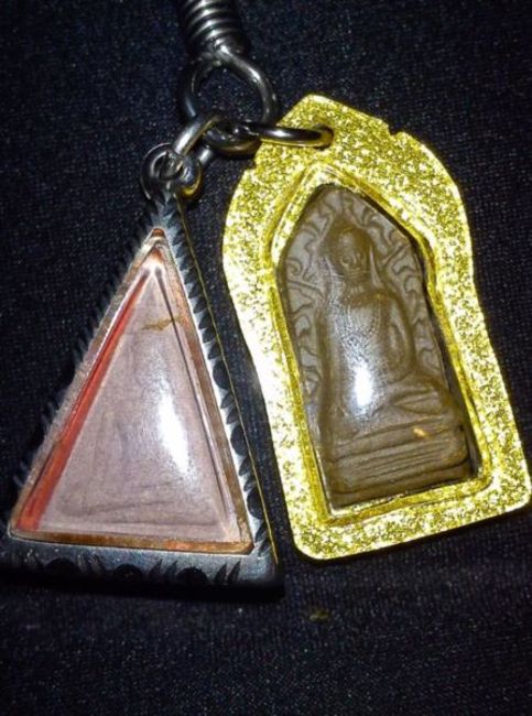 ใช่พระรอดลำภูนมัยครับ องค์ขวา