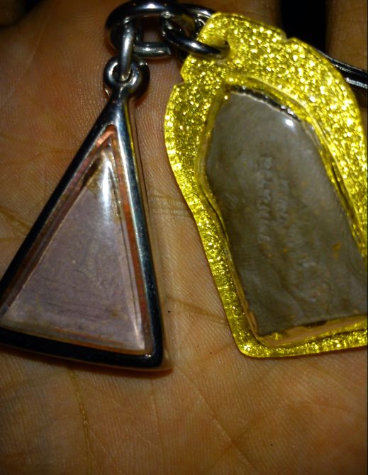 ใช่พระรอดลำภูนมัยครับ องค์ขวา