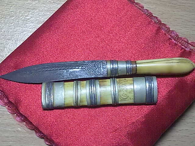 มีดหมอขนาดเล็กฝักงาช้างด้ามจับงาช้างมีรอยจาร รบกวนท่านผู้มีความรู้ทางด้านเครื่องรางด้วยครับ